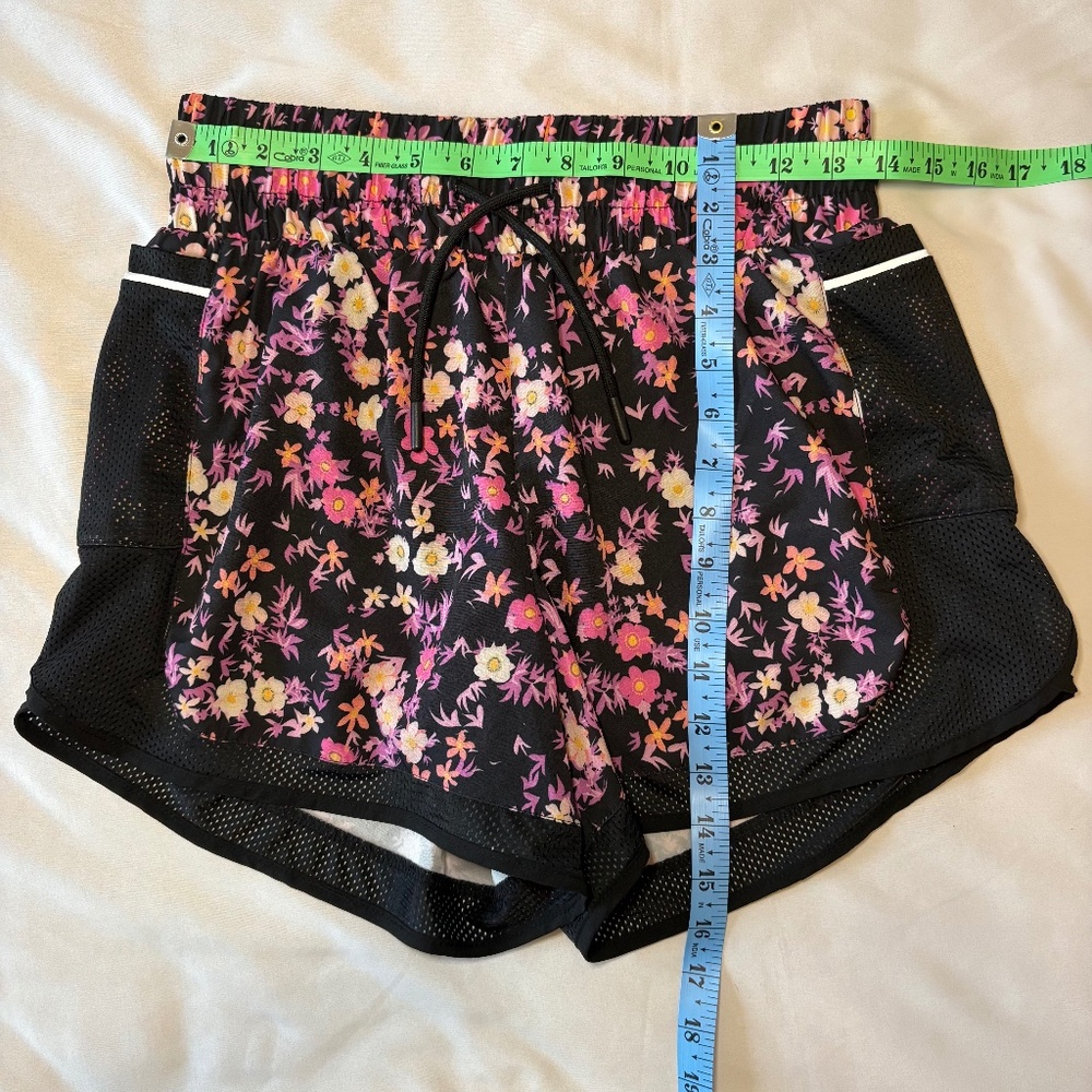 In Good State Running Short Black With Floral Print Size Medium - Picture 3 of 7